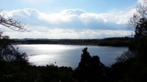 伊坂ダムのダム湖が綺麗です。